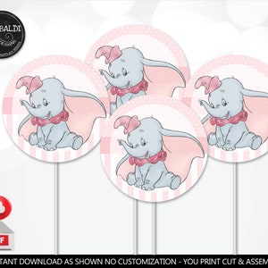 Puede incluir: Adornos circulares para cupcakes con un elefante de dibujos animados, con orejas grandes, un collar y un sombrero rosas. El fondo tiene un patrón de rayas rosas y blancas. El texto "GARIBALDI DESIGNS" está en la esquina superior izquierda. El texto inferior dice "DESCARGA INSTANTÁNEA COMO SE MUESTRA SIN PERSONALIZACIÓN - USTED IMPRIME, CORTA Y MONTA".