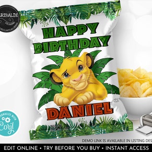 Op de afbeelding: Een witte chipzak met een groen jungle-ontwerp met een cartoon-leeuwenpersonage. De zak is gepersonaliseerd met de tekst "Happy Birthday Daniel".