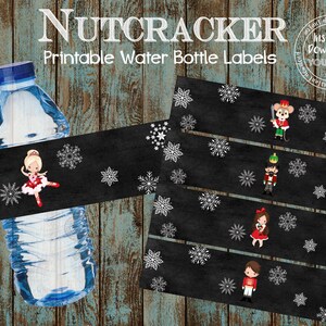 Könnte beinhalten: Druckbare Wasserflaschenetiketten mit einem Nussknacker-Thema. Die Etiketten sind schwarz mit weißen Schneeflocken und zeigen verschiedene Figuren aus der Nussknacker-Geschichte, darunter eine Ballerina, ein Nussknacker-Soldat, ein Mäusekönig und ein junges Mädchen. Die Etiketten sind so konzipiert, dass sie gedruckt und ausgeschnitten werden können, um um Wasserflaschen zu passen.