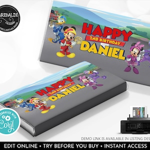 Könnte beinhalten: Druckbare Schokoladenriegel-Verpackung mit Mickey Mouse und Minnie Mouse in Rennanzügen. Die Verpackung hat einen blauen, grünen und grauen Hintergrund mit dem Text "Happy 2nd Birthday Daniel".