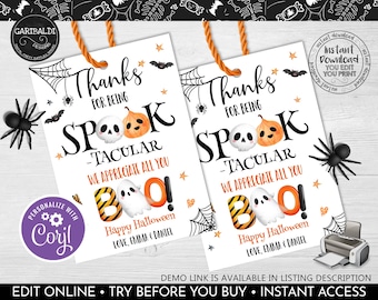 Op de afbeelding: Twee printbare Halloween-traktatiezakjes met een witte achtergrond en oranje en zwarte accenten. De labels bevatten een spook, een pompoen en de tekst "Bedankt dat je Spook-tacular bent! We waarderen alles wat je doet Boo! Gelukkig Halloween, Liefs, Emma & Daniel".