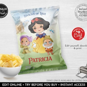 Könnte beinhalten: Ein bedruckbares Chipstüten-Design mit Schneewittchen und den sieben Zwergen. Die Tüte ist grün und weiß mit einem personalisierten Namen, "PATRICIA", unten. Der Text "SNACKS OF LOVE" befindet sich oben auf der Tüte.