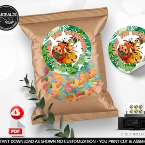 Op de afbeelding: Printbare ronde bedankkaartjes van 5 cm en 7,5 cm met een cartoon afbeelding van Simba, Timon en Pumbaa uit Disney's The Lion King. De kaartjes zijn groen, geel en oranje met de tekst "Het wordt wild met jou!" en "Bedankt voor je komst!"