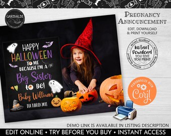 Op de afbeelding: Een krijtbord-stijl zwangerschapsaankondiging met een Halloween-thema. De aankondiging luidt "Happy Halloween to me because I'm a Big Sister to Be! Baby Williams Due March 2021". Een jong meisje in een heksenhoed houdt pompoenen vast.
