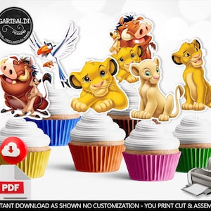 Op de afbeelding: Printbare Lion King cupcake-toppers met Simba, Nala, Pumbaa, Timon en Zazu. De toppers zijn geprint op wit karton en klaar om uit te knippen en in elkaar te zetten. De afbeelding bevat ook een printerpictogram en de tekst "INSTANT DOWNLOAD AS SHOWN NO CUSTOMIZATION - YOU PRINT CUT & ASSEMBLE".