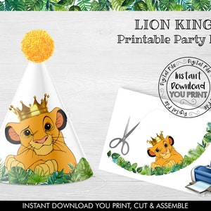 Op de afbeelding: Printbare partyhoed met een cartoonafbeelding van Simba uit The Lion King met een gouden kroon. De hoed is wit met groene bladeren en een gele pompon bovenop. De tekst "LION KING Printable Party Hat" staat bovenaan de afbeelding. De tekst "INSTANT DOWNLOAD YOU PRINT, CUT & ASSEMBLE" staat onderaan de afbeelding.