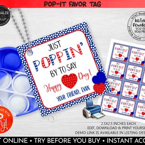 Może przedstawiać: Czerwono-biało-niebieska etykieta z pop-it z tekstem "Just Poppin' By To Say Happy Day!" i miejscem na wpisanie imienia. Etykieta ma 2,5 cala na 2,5 cala.