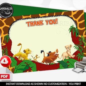 Op de afbeelding: Printbare bedankkaart met personages uit The Lion King. De kaart heeft een giraffenprint achtergrond met een groene jungle scène en de tekst "Bedankt!" in een gele banner.