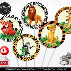 Op de afbeelding: Set van zes printbare ronde cupcake-toppers van 7,6 cm met personages uit de film The Lion King. De toppers bevatten Simba, Nala, Pumbaa, Timon, Scar en Zazu. De toppers zijn geprint op wit karton met een kleurrijke achtergrond.