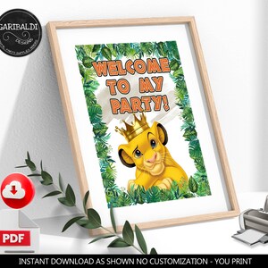 Op de afbeelding: Afdrukbaar welkomsbord met een cartoon leeuwenwelp met een gouden kroon, omringd door groene bladeren. Het bord staat "Welkom op mijn feestje!" in oranje tekst.