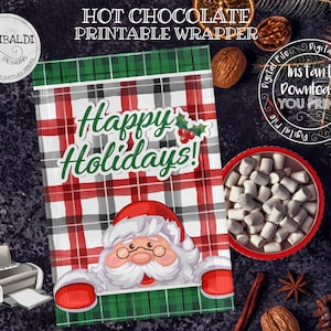 Peut inclure: Emballage imprimable pour chocolat chaud avec un motif écossais rouge et vert, une illustration de Père Noël et le texte "Joyeuses Fêtes !"