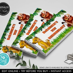Op de afbeelding: Vier bedrukbare chocolade-reepverpakkingen met een jungle-thema met een leeuw en een wrattenzwijn. De verpakkingen zijn wit met groene bladeren en gras. De tekst op de verpakkingen luidt "Daniel's 1st Birthday".