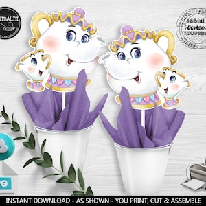 Op de afbeelding: Printbare digitale download van twee Mrs. Potts en Chip personage-middelpunten voor een Beauty and the Beast themafeest. De personages zijn afgebeeld in een cartoon-stijl met paarse en roze accenten. De middelpunten zijn ontworpen om te worden afgedrukt, uitgeknipt en in elkaar gezet.