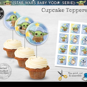 Könnte beinhalten: Druckbare Cupcake-Topper mit einer Cartoon-Figur aus der Star Wars Baby Yoda-Serie. Die Topper enthalten Bilder von Baby Yoda in verschiedenen Posen sowie Bilder von R2-D2 und BB-8. Der Text "Star Wars Baby Yoda Serie" und "Cupcake Toppers" ist oben im Bild sichtbar. Der Text "You print, cut & assemble" ist unten im Bild sichtbar.