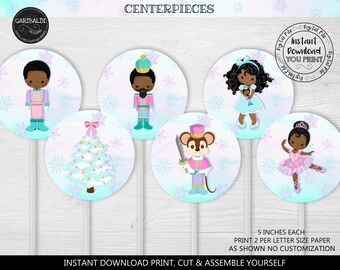 Pode incluir: Cinco toppers redondos imprimíveis de 5 polegadas de diâmetro que representam personagens do ballet Quebra-Nozes. Os toppers incluem uma bailarina, um soldado quebra-nozes, um rei rato, uma árvore de Natal e uma menina segurando uma boneca. Os toppers são impressos em um fundo azul e branco com flocos de neve.