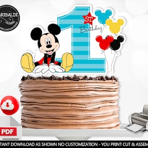 Può includere: Topper per torta stampabile a tema Topolino con un numero uno a strisce blu e bianche, una stella rossa con il testo "1° compleanno" e un personaggio di Topolino che tiene dei palloncini.
