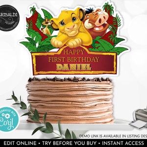 Op de afbeelding: Een printbare taarttopper met Simba en Pumbaa uit The Lion King. De topper is versierd met groene bladeren en een rood bord met de tekst "Happy First Birthday Daniel".