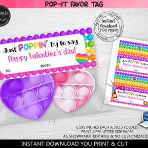 Może przedstawiać: Drukowane etykiety na prezenty walentynkowe z wzorem tęczowej zabawki pop-it. Etykiety zawierają napis "Just Poppin' by to say Happy Valentine's Day!" i mają miejsce na wpisanie "Do:" i "Od:". Etykiety mają wymiary 6,5x5 cali i można wydrukować 2 na jednej kartce papieru w formacie Letter.