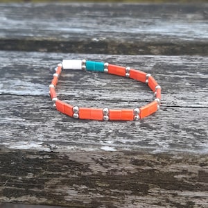 Miyuki Tila stapelbare armband, levendige oranje rekbare armband, handgemaakt VK, Japanse glaskralen, elastische armband