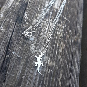 Tier Charm Halskette, Eidechse winzige Halskette, Dünne Kette Minimalist Halskette handgefertigt in UK, Reptil Zierliche Silber Layering Halskette