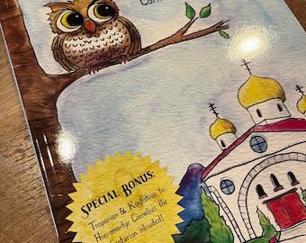 Può includere: Copertina di un libro per bambini con il titolo "WHO WHO ARE YOU?" raffigurante un gufo su un ramo e un'illustrazione di una chiesa. Il libro è intitolato "Cornelius Goes to Church" e ha un adesivo "SPECIAL BONUS".