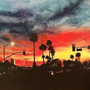 Op de afbeelding: Een schilderij van een zonsondergang boven een stad met palmbomen op de voorgrond. De lucht is een mix van blauw, rood, oranje en geel. De palmbomen zijn gesilhouetteerd tegen de zonsondergang.