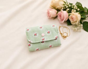Jewelry case made of soft fabric – Stylish jewelry storage with compartments