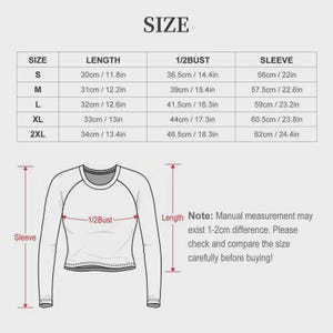 Puede incluir: Tabla de tallas para una camiseta de manga larga, con medidas en cm y pulgadas. La tabla incluye tallas S a 2XL, con medidas de largo, 1/2 busto y manga. Un diagrama de la camiseta ilustra los puntos de medici&oacute;n. Texto: "Puede haber una diferencia de 1-2cm."