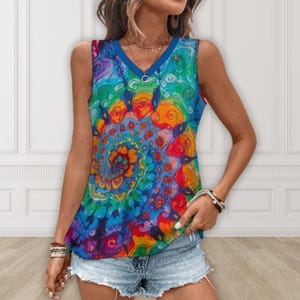 Puede incluir: Una camiseta sin mangas con un vibrante dise&ntilde;o de mandala en espiral en tonos azules, verdes, naranjas y rojos. La camiseta tiene un escote en V con ribete azul. El estilo general es casual y bohemio.