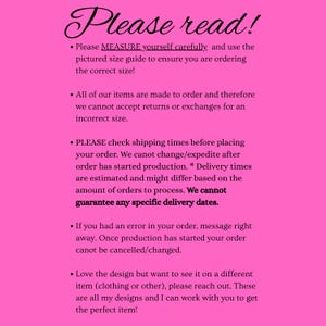 Puede incluir: Un fondo rosa con texto negro que dice "Please read!" seguido de vi&ntilde;etas sobre mediciones, devoluciones, tiempos de env&iacute;o, errores de pedido y solicitudes de dise&ntilde;o. El texto est&aacute; en una fuente de estilo manuscrito.