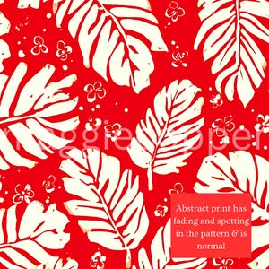 Puede incluir: Un vibrante patr&oacute;n abstracto rojo y crema con grandes hojas estilizadas y peque&ntilde;os acentos florales. El texto de la imagen indica que la impresi&oacute;n tiene decoloraci&oacute;n y manchas en el patr&oacute;n y es normal.
