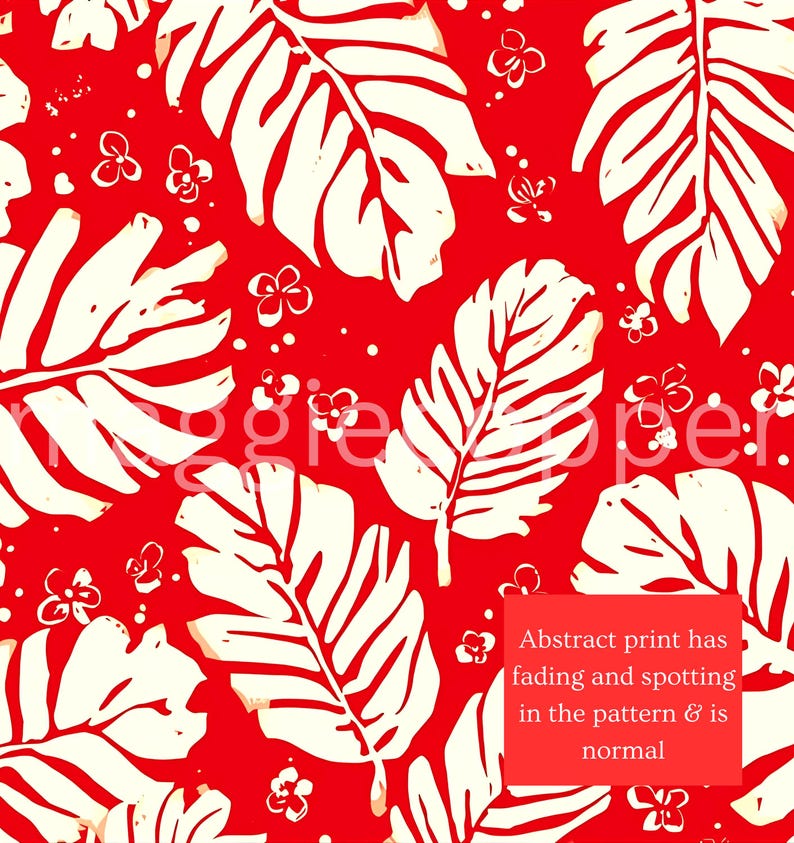 Puede incluir: Un vibrante patr&oacute;n abstracto rojo y crema con grandes hojas estilizadas y peque&ntilde;os acentos florales. El texto de la imagen indica que la impresi&oacute;n tiene decoloraci&oacute;n y manchas en el patr&oacute;n y es normal.