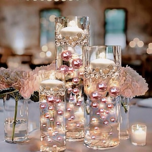 Può includere: Una tazza di ceramica bianca con manico nero e la scritta "But First, Coffee" in nero in grassetto. La tazza è su una superficie bianca. La tazza è alta circa 10 cm.