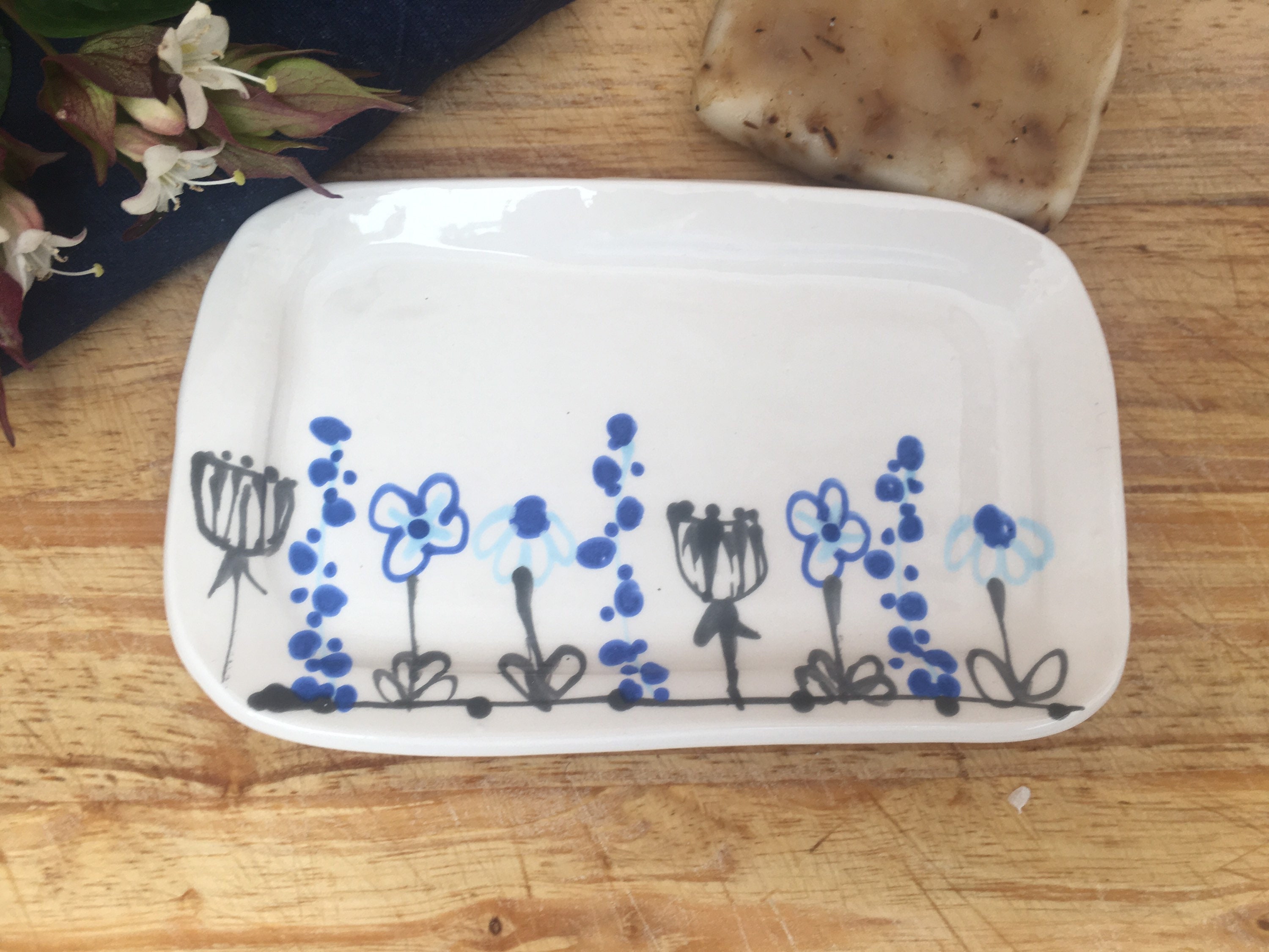 手作りの陶器製ソープディッシュ：花柄のバスルーム用ソープトレイ