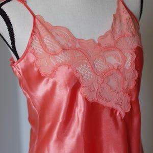 Minivestido camisero de satén rosa intenso vintage de los años 90 de Victoria&#39;s Secret: lencería sexy, ropa de dormir coqueta, moda retro atrevida