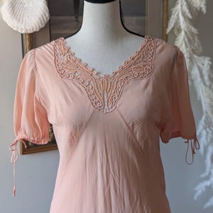 Vintage 1930s Peach Silk Slip Dress – Bias Cut, Hand-Embroidered Lace Bodice, Old Hollywood Glamour, Bridal Boudoir Loungewear, Size Small