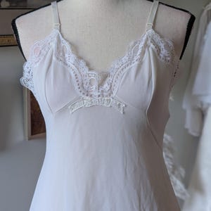 Vintage 1960s White Lace Slip Dress – Scalloped Hem, Sheer Lace Bodice, Embroidered Bow, Mid-Century Bridal Lingerie, Size Small