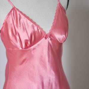 Vestido camisero de satén rosa intenso, estilo vintage de los años 90, con abertura, talla S