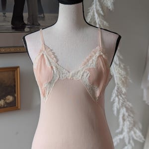 Vintage 1950s Pinkes Nylon Slip Dress, transparenter Saum, plissierte Büste, Elfenbeinfarbener Spitzenbesatz, Mid-Century Lingerie Pin-Up Nachthemd, Größe M