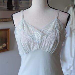 Vintage 1960s Slip mit transparenter Spitze, Pin-Up Lingerie, eisblauer Spitzenbesatz, Gr. 34