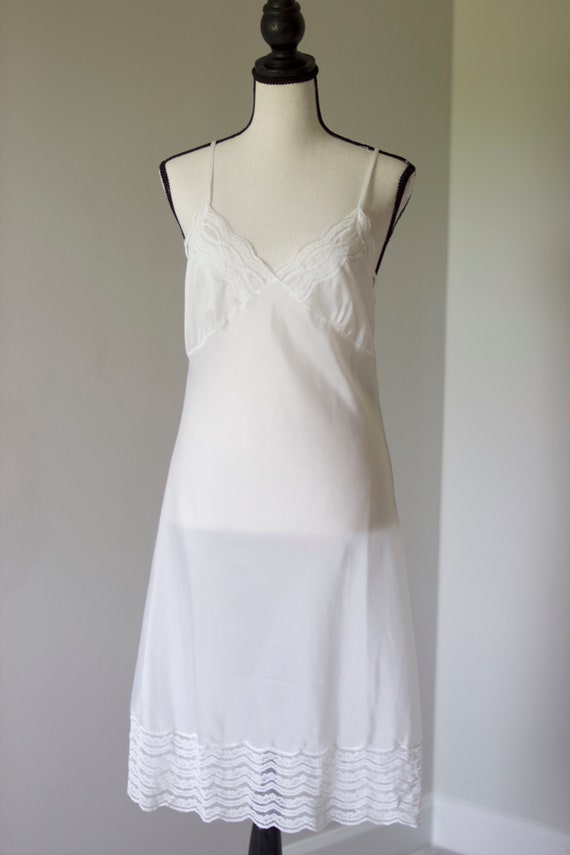 Vintage Lace Dream: 80s Midi White Dress - Gem