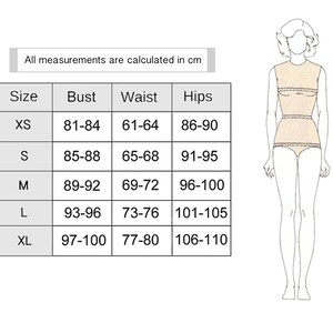 K&ouml;nnte beinhalten: Eine Gr&ouml;&szlig;entabelle mit Brust-, Taillen- und H&uuml;ftma&szlig;en in Zentimetern. Die Gr&ouml;&szlig;en reichen von XS bis XL, mit Brustma&szlig;en von 81-100 cm, Taille von 61-80 cm und H&uuml;fte von 86-110 cm. Der Text "All measurements are calculated in cm" steht oben.