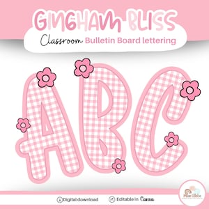 Peut inclure: Lettres ABC roses et blanches à carreaux vichy avec des accents de fleurs, conçues pour les tableaux d'affichage en classe. Les lettres sont soulignées en rose et décorées de petites fleurs roses. Le texte "GINGHAM BLISS" est en haut.