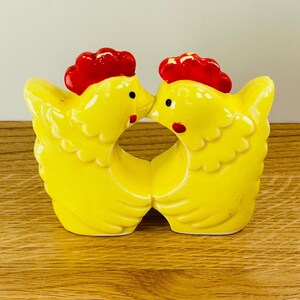 Vintage Kissing Chickens Salt & Pepper Connected Shaker - 1-Piece Set - Mid Century Kitchenware - Kitsch - Made in Japan 1960’s/70’s
