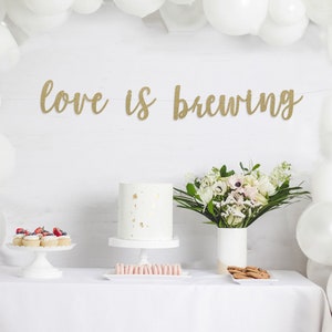 bannière love is brewing, café, thé, barre de cacao, enseigne de table de boisson, décorations de fête à paillettes d'or, décoration de douche nuptiale, bannière de mariage