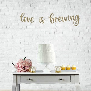 bannière love is brewing, café, thé, barre de cacao, enseigne de table de boisson, décorations de fête à paillettes d'or, décoration de douche nuptiale, bannière de mariage