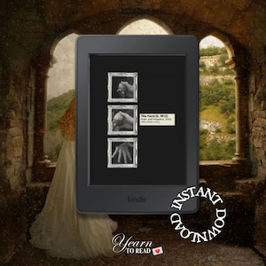 Puede incluir: Una lectora Kindle en blanco y negro con una portada de libro que se muestra en la pantalla. La portada presenta tres imágenes en blanco y negro de manos. El texto de la portada dice "The Hand (b. 1912)" y "Print and Knowles, 2003, Metropolitan Library". La pantalla del Kindle también muestra la palabra "kindle" en texto blanco. La lectora está colocada frente a un arco de piedra con vista a una ladera verde.