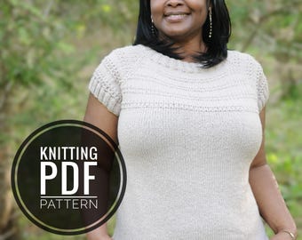 Pode incluir: Top de malha bege com mangas curtas. O top tem um design texturizado no peito e ao redor das mangas. A imagem inclui um gráfico circular que diz "KNITTING PDF PATTERN".