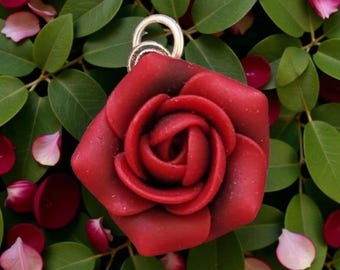 Handgjort halsband med röd ros i polymerlera | Blommiga smycken