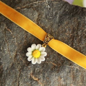 Daisy necklace choker, Velvet choker pendant, Mustard ribbon choker,  White daisy choker yellow ribbon, Collar velvet choker women